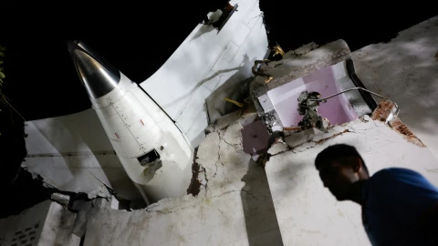 El avión cayó a menos de un minuto después de despegar.