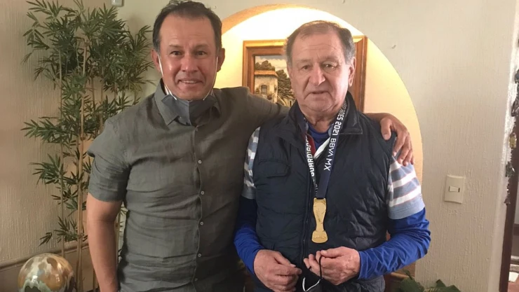 reynoso_ojitos_meza_medalla.jpg