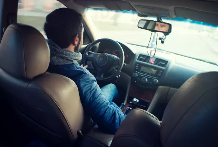 Conductores de la CDMX serían penalizados hasta con un punto por conducir con la música a todo volumen