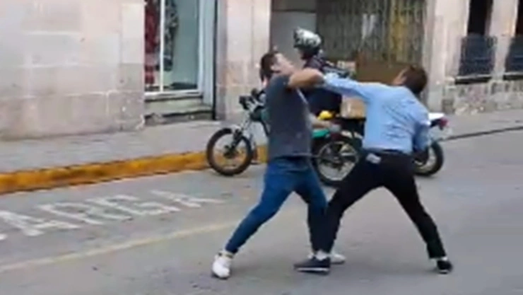 Captan pelea de hombres en pleno centro de Morelia