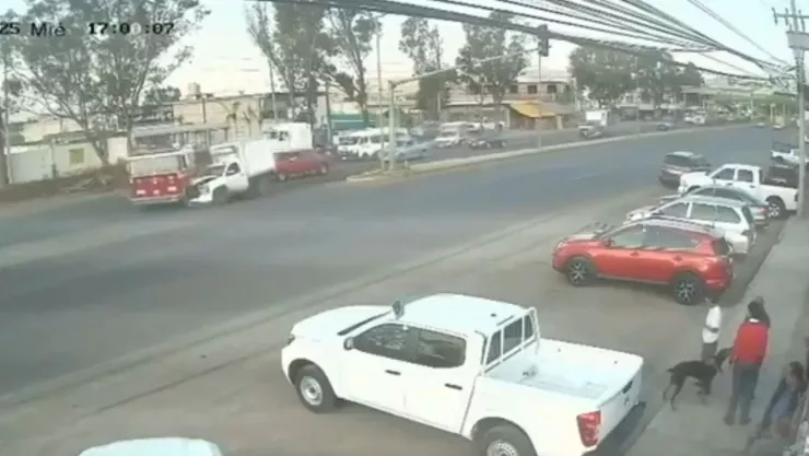 Camioneta colisionó contra un camión de bomberos en Tulancingo, Hidalgo