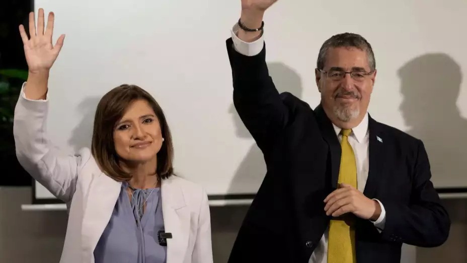 El candidato presidencial Bernardo Arévalo y su compañera de fórmula Karin Herrera