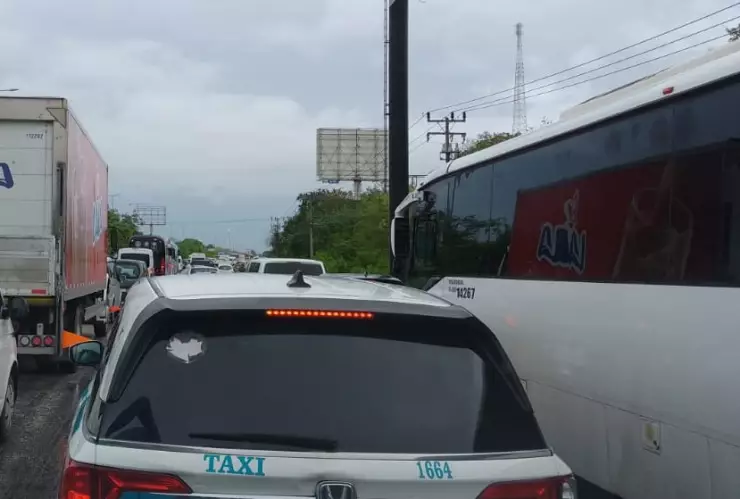 Debido a un accidente en el tramo Playa del Carmen - Cancún, se reporta tráfico lento