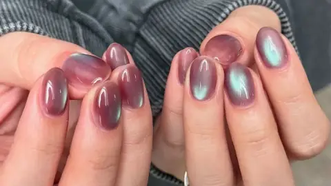 Esta es la forma correcta de lograr el efecto aperlado en tu manicura