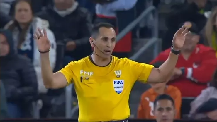 arbitro dice impenal en partido.jpg