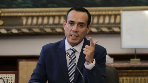 El presidente peruano, Jos&eacute; Jeri, testifica ante una comisi&oacute;n del Congreso para abordar reuniones no reveladas con un empresario chino, un caso que ha intensificado el escrutinio sobre la transparencia y la rendici&oacute;n de cuentas de su gobierno, en Lima, Per&uacute;, el 21 de enero de 2026.