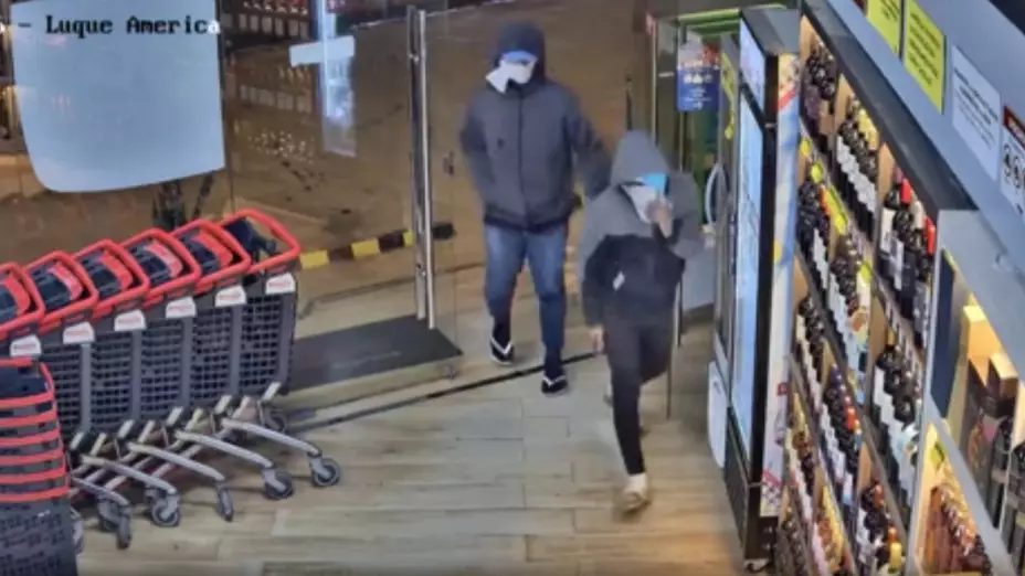 cajera-se-defiende-con-cuchillo-y-frustra-asalto-minisúper-paraguay-video-sospechosos