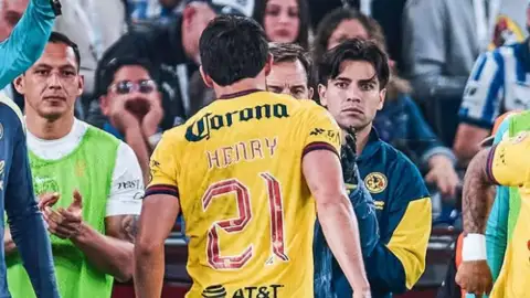VIDEO MOMENTO EXACTO en el que Henry Martin levanta el TROFEO de Tricampeón del América