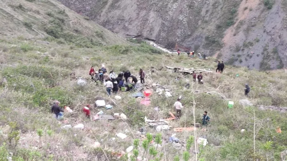 Autobús cae en barranco en Perú