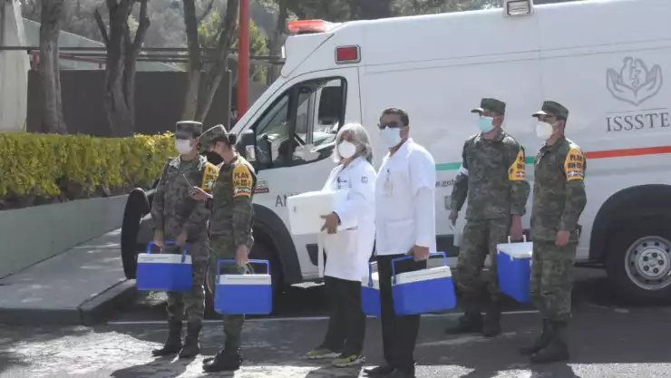 La Secretaría de Salud informó que inició con la aplicación de la vacuna contra la COVID-19 a personal de salud de hospitales privados que atienden a personas con esta enfermedad.