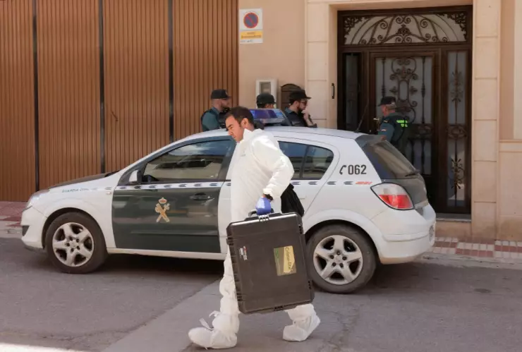 El abuelo se suicidó cuando escuchó que los agentes entraban a su casa en España; sin embargo, ya había matado a sus nietos.