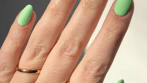 5 tonos de verde para uñas; quedan perfectas para la primavera 2026
