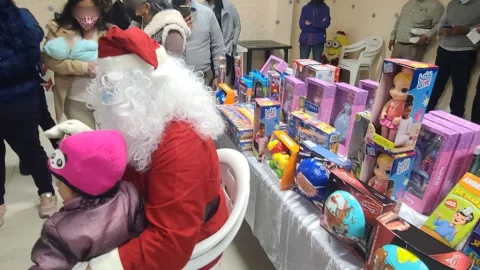 Santa Claus da regalos a hijos de presas en c&aacute;rcel de Santa Martha