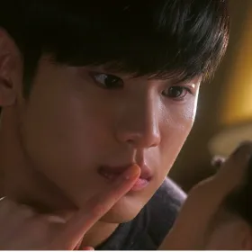 Estando dormida, Song Yii le pidió a Min Joon que la visite en sus sueños más seguido, donde también le dejó en claro lo que siente por él.