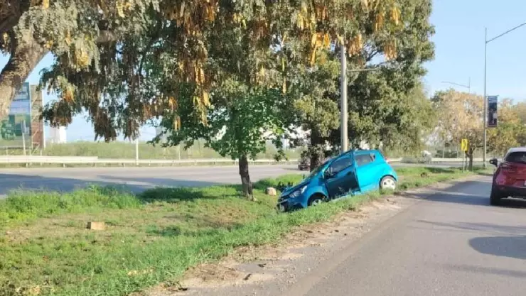 Pierde el control de su auto en el periférico de Mérida y termina en la hondonada