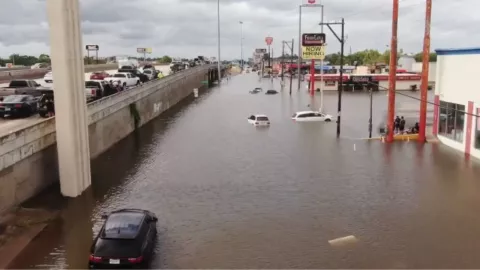 Confirman 8 muertos tras el paso del Huracán Beryl en Texas