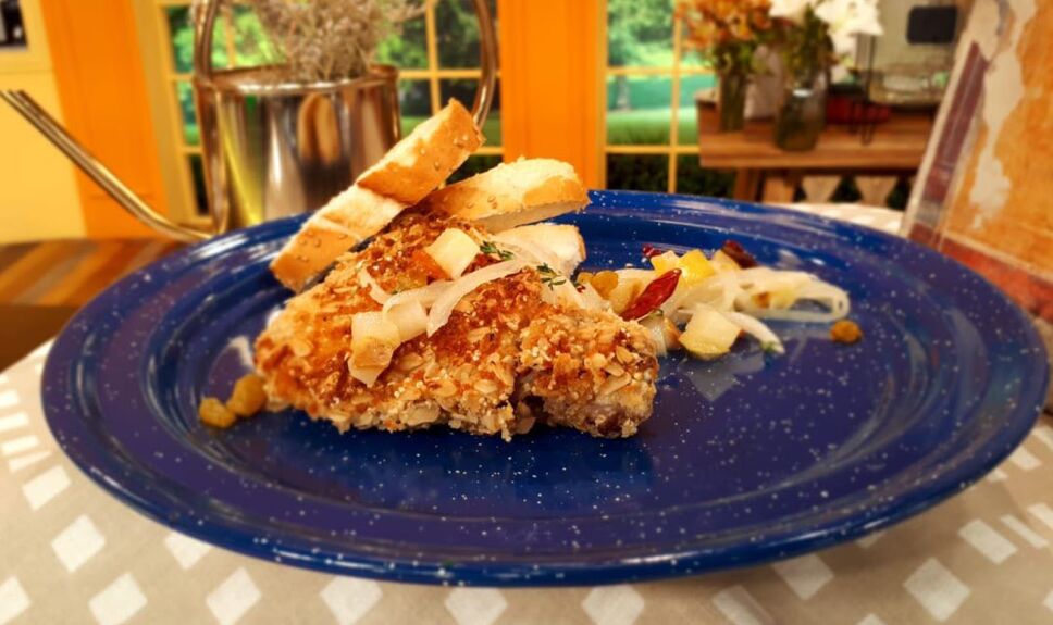 Chuletas crocantes con salteado de pera