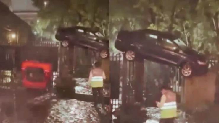Dos autos fueron afectados por las inundaciones y quedaron atrapados en una reja de una colonia de CDMX