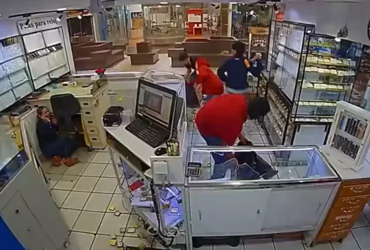 Las empleadas se refugiaron mientras los delincuentes robaban la joyer&iacute;a.