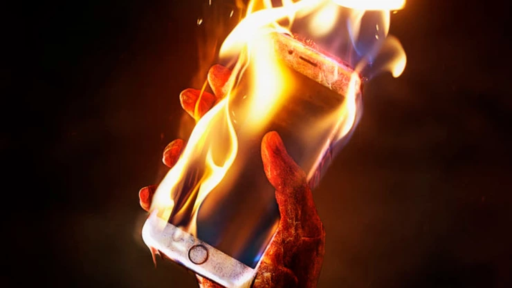 ¿Tu celular se convierte en una papa caliente al usarlo?