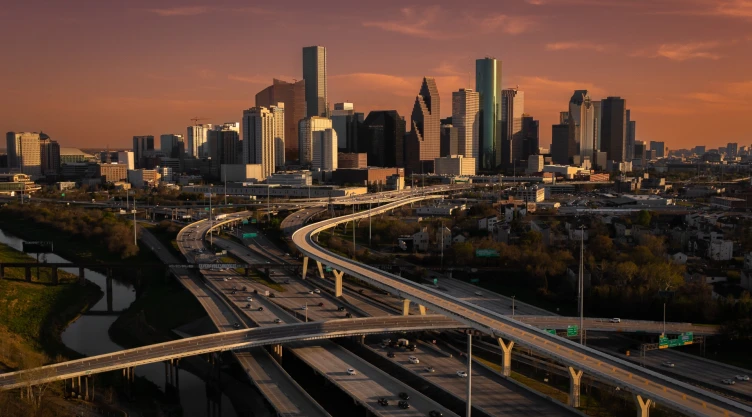 Autos avanzan por la carretera de Houston, Texas