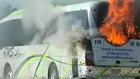 Video: Se incendia autobús la tarde de hoy jueves 12 de febrero en la carretera Acapulco-Zihuatanejo 