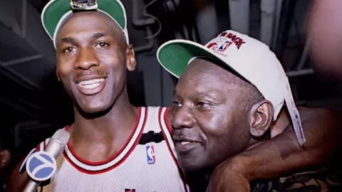 Hombre que asesinó al padre de Michael Jordan puede quedar en libertad