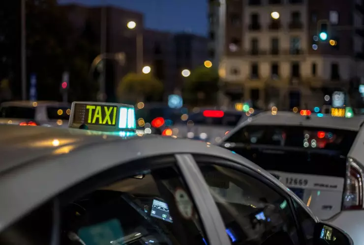 Una de las formas m&aacute;s eficientes de llegar al Estadio Nemesio Diez es en taxi