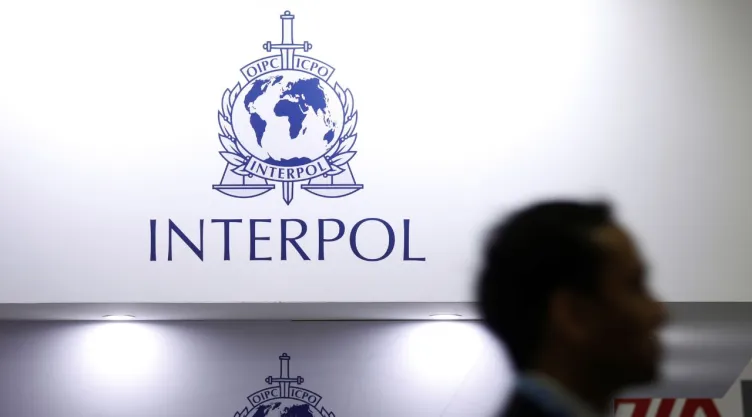 ¿Qué significan los colores de las fichas de Interpol? Esta se debe solicitar en cada caso