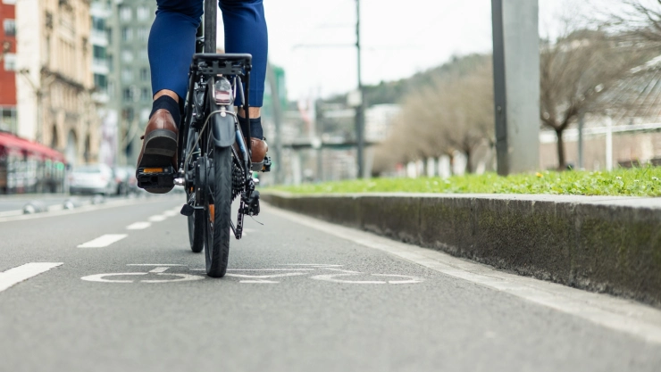 Una mujer maneja una bicicleta eléctrica