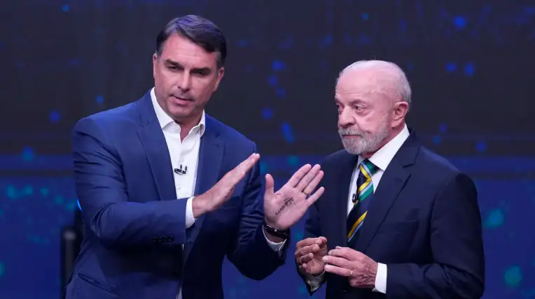 Flávio Bolsonaro y Luíz Inácio Lula da Silva en debate presidencial.
