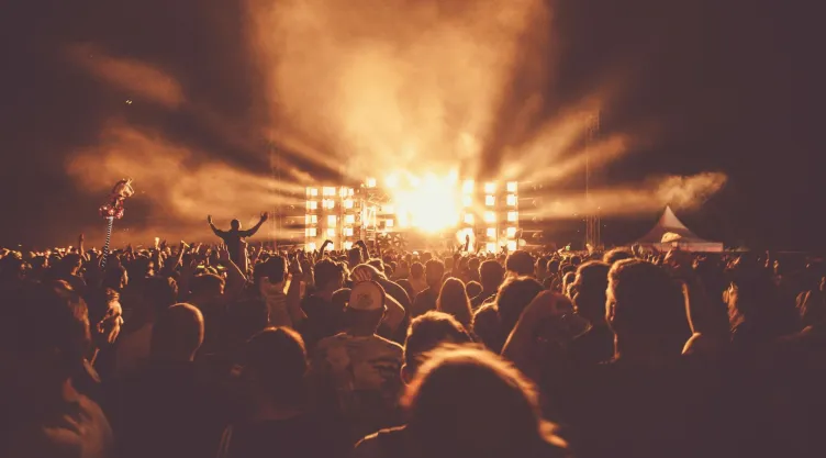 Personas en concierto