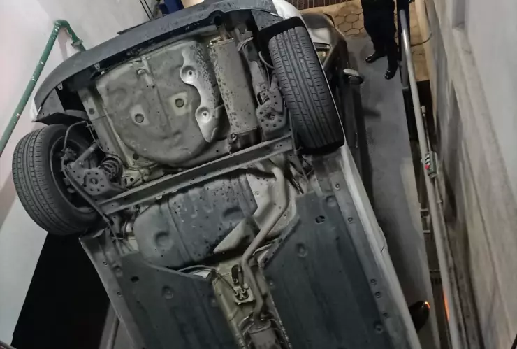 AUTO CAYÓ EN ELEVADOR.jpeg