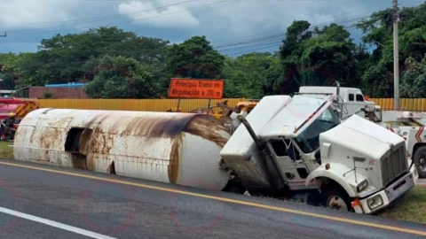 Pipa con combustible ilegal se vuelca tras persecución en la carretera Cárdenas-Coatzacoalcos