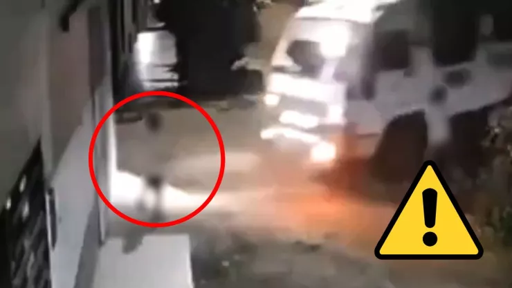 El momento fue registrado por una cámara de vigilancia en una calle cerrada