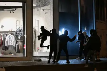 Vandalismo durante proteststas en Francia.