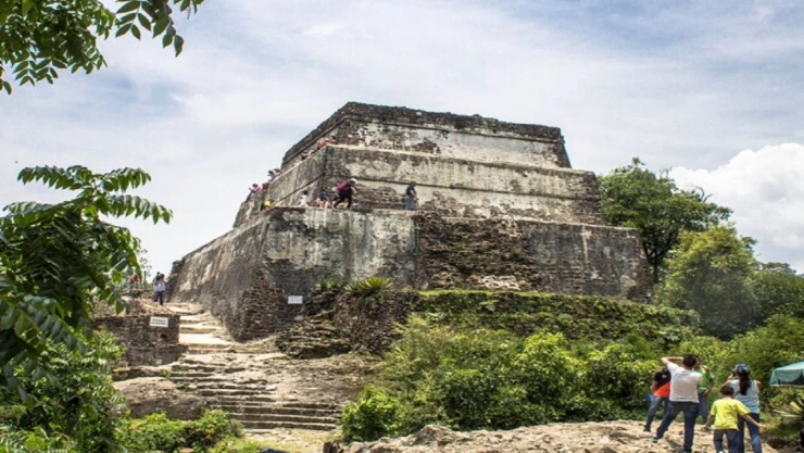 Imagen panorámica de la Pirámide Tepozteco en Morelos.