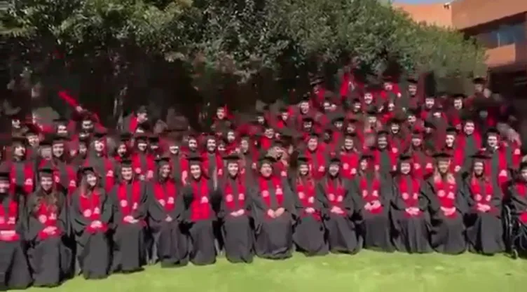 VIDEO: Colapsan gradas con alumnos en una universidad privada de Santa Fe, CDMX