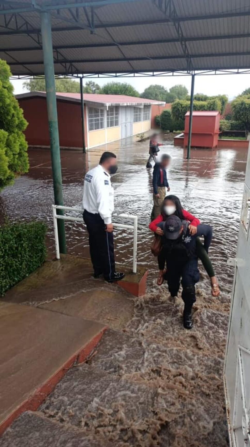 Rescatan a niños atrapados en escuela inundada por lluvias en Morelia