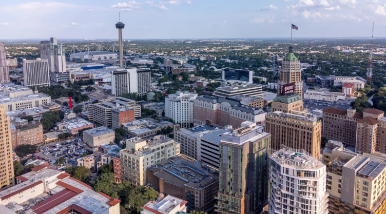 una vista del paisaje urbano de San Antonio, TX.