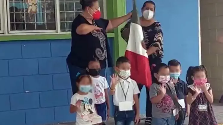 Niños saludando a la Bandera.jpg