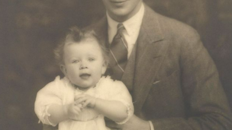 Reina Isabel junto a su padre