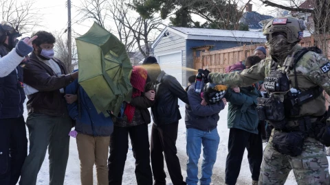 Un agente federal usa gas pimienta contra manifestantes que bloqueaban una calle después de que el conductor de un vehículo recibiera un disparo en Minneapolis , Minnesota, EE. UU., el 7 de enero de 2026