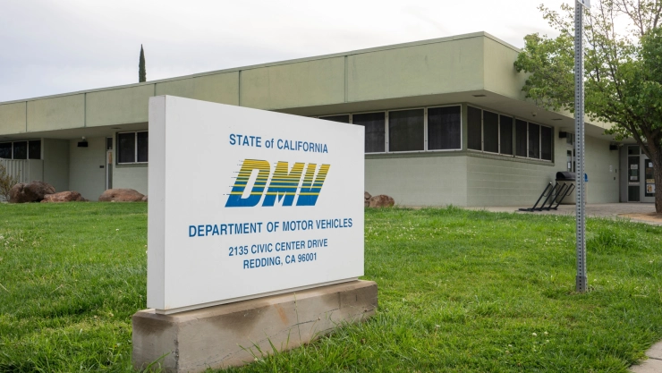 Entrada a las oficinas del DMV en California