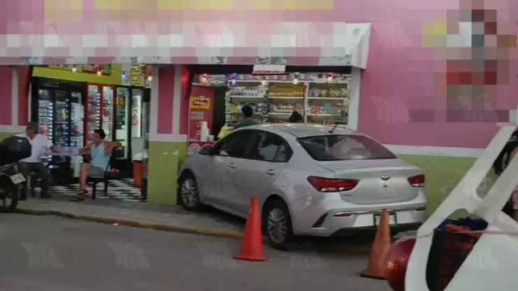 Fuerte accidente en la Melitón Salazar dejó importantes daños; el causante se voló el alto y se metió a un negocio
