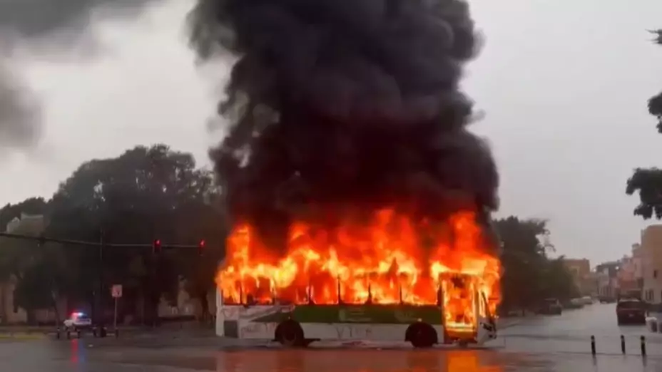 Normalistas-de-Teteles-incendian-una-unidad-de-RUTA-en-Puebla