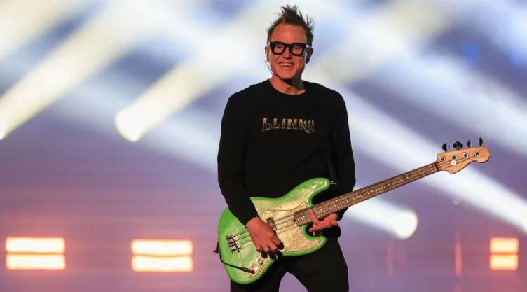 Mark Hoppus blink 182 burla regios.jpg