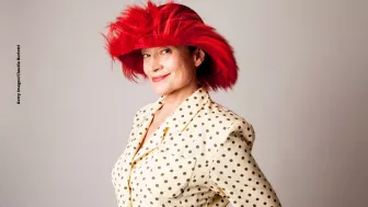 Como es elegante, sabe que el sobrero lo hace ver refinado.