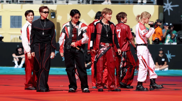 POLÉMICA con BTS después del Medio Tiempo del Mundial 2026, usuarios los acusan de colgarse de la fama de Argentina.png