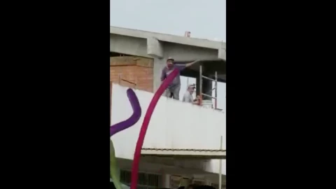 Albañil bailarín se roba el show en la graduación de una primaria de